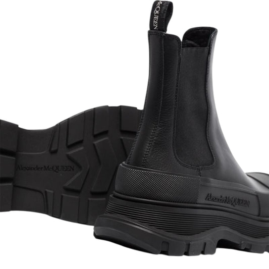 Alexander McQueen
chunky-sole Chelsea boots